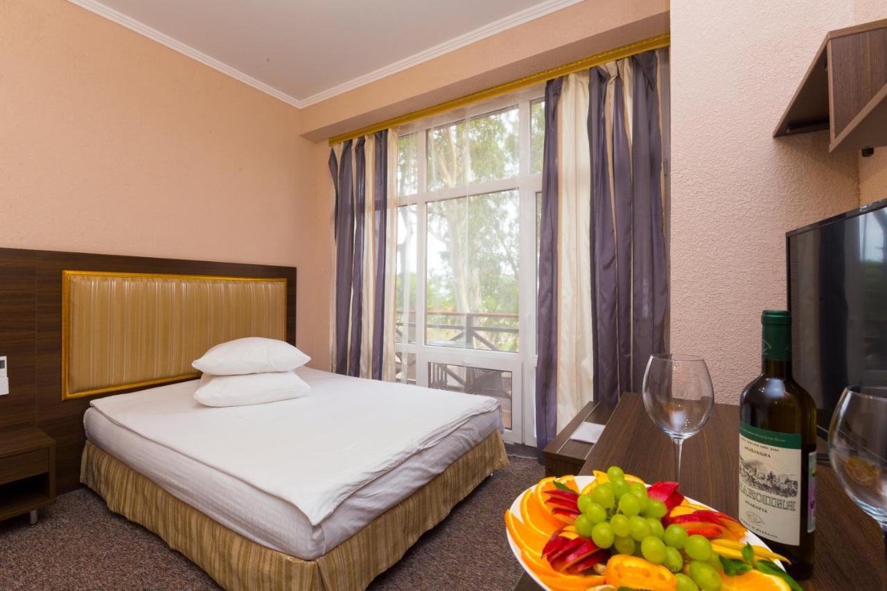 Napra Hotel Tsandrypsh ภายนอก รูปภาพ